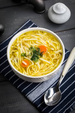 Lezzetli et suyu noodles ile.