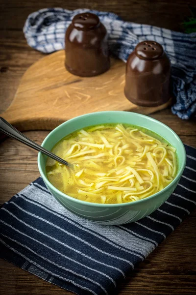 Buljong - Kycklingsoppa i en skål. — Stockfoto