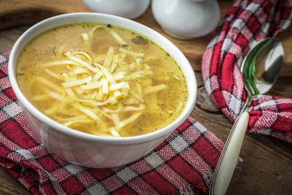 Bouillon - kippensoep in een kom. — Stockfoto