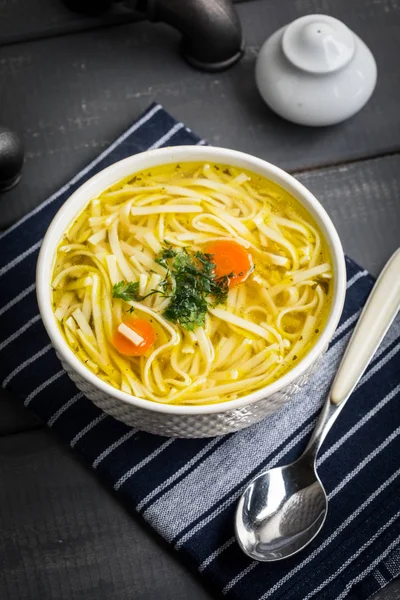 Lezzetli et suyu noodles ile.