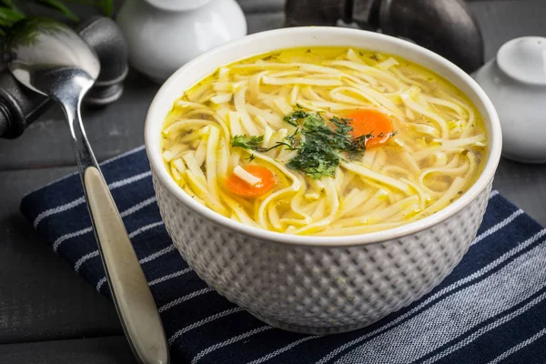 Lezzetli et suyu noodles ile.