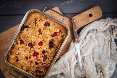 Fırından Rhubarb kek.