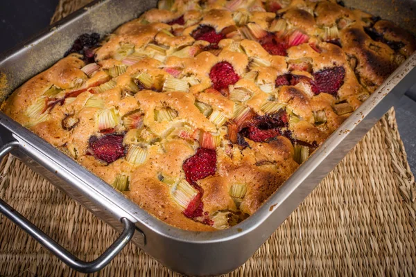 Fırından Rhubarb kek.