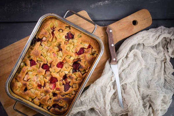 Fırından Rhubarb kek.