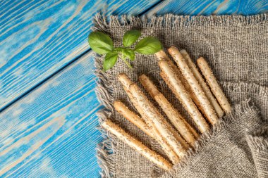 Taze grisini ahşap tahta üzerinde ekmek.