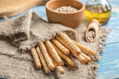 Taze grisini ahşap tahta üzerinde ekmek.