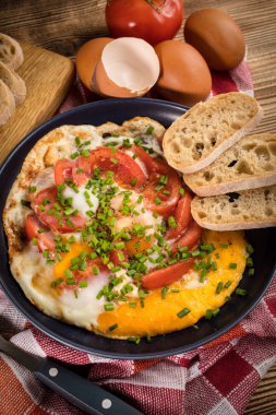 Domates ile ev yapımı kahvaltı kızarmış yumurta.