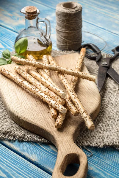 Свежеиспеченные хлебные палочки гриссини на деревянной доске . — стоковое фото