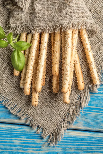 Frisch gebackenes Grissini-Brot auf Holzbrett. — Stockfoto