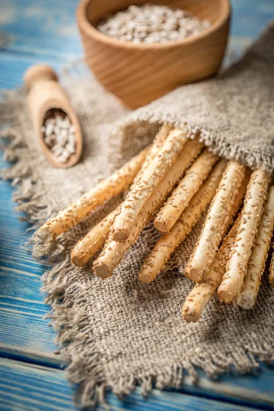 Taze grisini ahşap tahta üzerinde ekmek.