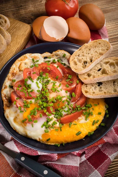 Domates ile ev yapımı kahvaltı kızarmış yumurta.