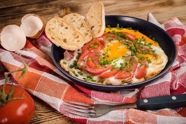Domates ile ev yapımı kahvaltı kızarmış yumurta.