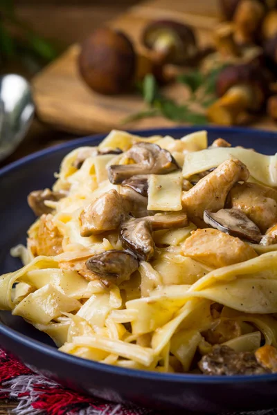 Tagliatelle pasta with forest mushrooms and chicken. — Stock Photo, Image