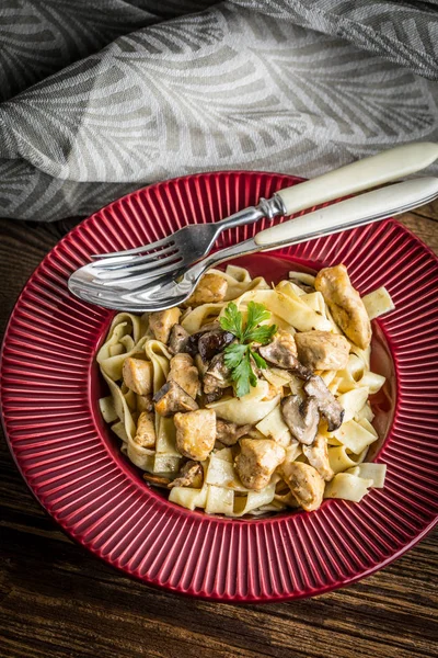Tagliatelle makarna orman mantar ve tavuk.