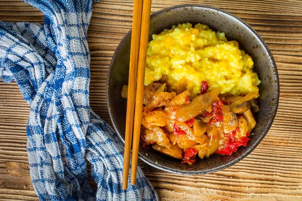 Ahşap tab tavuk ve sebze parçaları ile safran pirinç