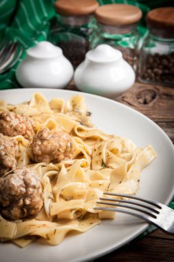 Tagliatelle makarna sığır eti köfte ile.