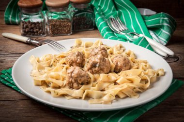 Tagliatelle makarna sığır eti köfte ile.