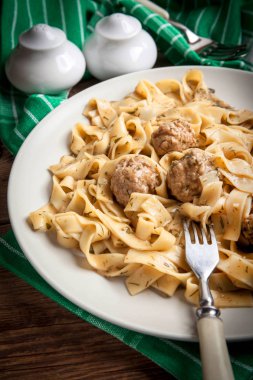 Tagliatelle makarna sığır eti köfte ile.