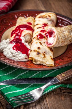 Haddelenmiş krep peynir ile doldurulmuş.