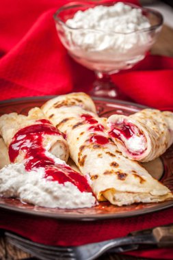 Haddelenmiş krep peynir ile doldurulmuş.