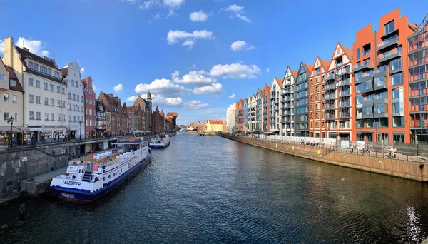 Město nad řekou Motlawa, Polsko. — Stock fotografie