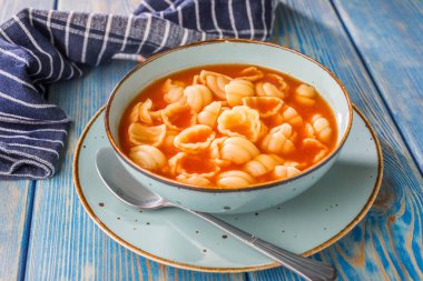 Conchigliette taze domates çorbası.