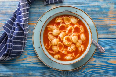 Conchigliette taze domates çorbası.