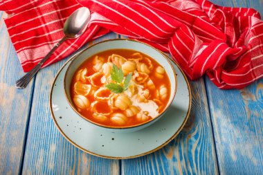 Conchigliette taze domates çorbası.