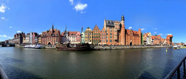 Stadt über dem Fluss Motlawa, Polen. — Stockfoto
