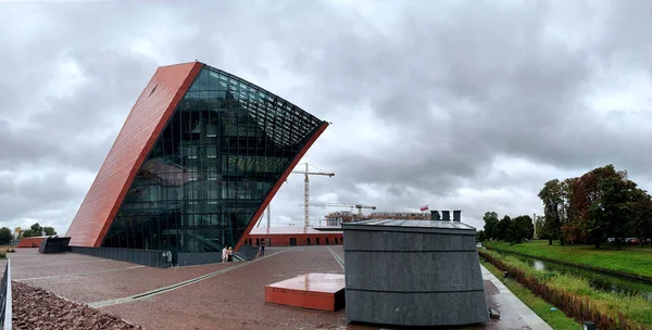 O edifício do museu da Segunda Guerra Mundial em dia nublado . — Fotografia de Stock