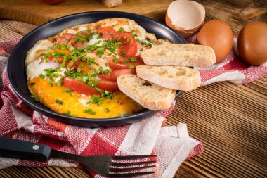 Domates ile ev yapımı kahvaltı kızarmış yumurta.