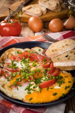 Domates ile ev yapımı kahvaltı kızarmış yumurta.