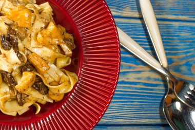 Tavuk ve boletus mantar ile Tagliatelle makarna.