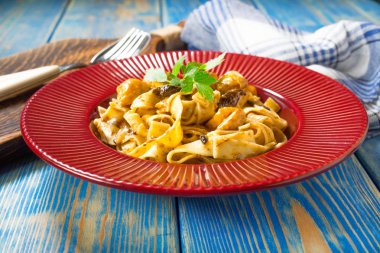 Tavuk ve boletus mantar ile Tagliatelle makarna.