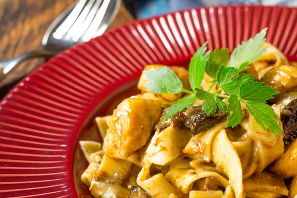 Tagliatelle pasta med kyckling och Boletus svamp. — Stockfoto