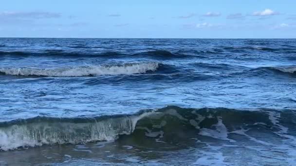 Голубые Волны Медленно Катятся Побережью — стоковое видео