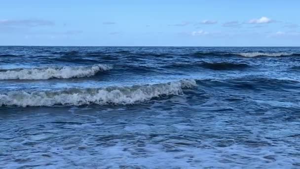 Μπλε Κύματα Κυλήσουν Στην Ακτή Αργή Κίνηση — Αρχείο Βίντεο