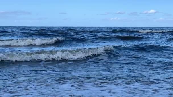 Ondas Azuis Rolam Para Costa Câmera Lenta — Vídeo de Stock