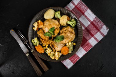 Sebzeli kızarmış tavuk filetosu..