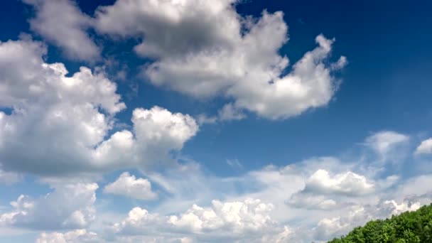 Белые Облака Перемещающиеся Голубом Небе — стоковое видео