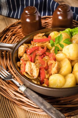 Kırmızı biberli ve soğanlı kızarmış tavuk parçaları..