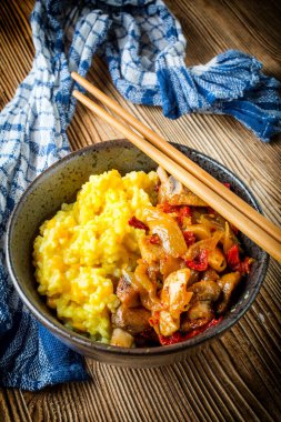 Ahşap tab tavuk ve sebze parçaları ile safran pirinç