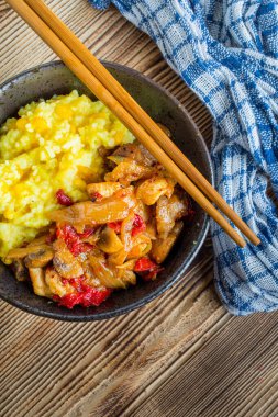 Ahşap tab tavuk ve sebze parçaları ile safran pirinç