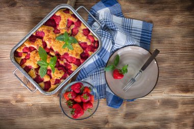 Bir kalıp çilek ile Maya kek.