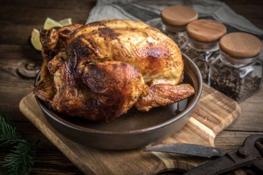 Tabakta kızarmış tavuk..