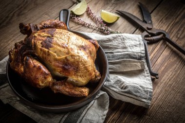 Tabakta kızarmış tavuk..