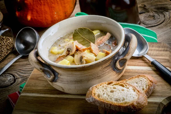 Die saure Suppe aus Roggenmehl. — Stockfoto