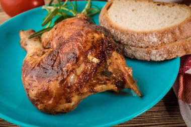 Kızarmış tavuk parçaları.