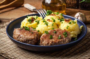 Hizmet ile haşlanmış patates köfte.