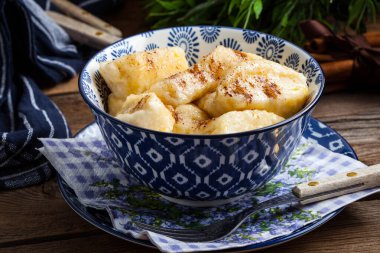 Tarçın ve şeker ile tembel köfte.